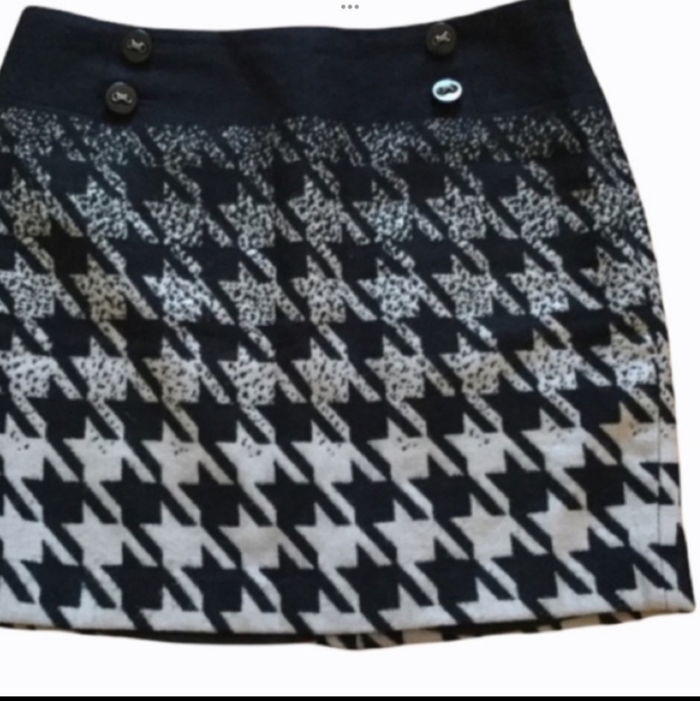 The limited black and white houdtooth pattern mini skirt size 2